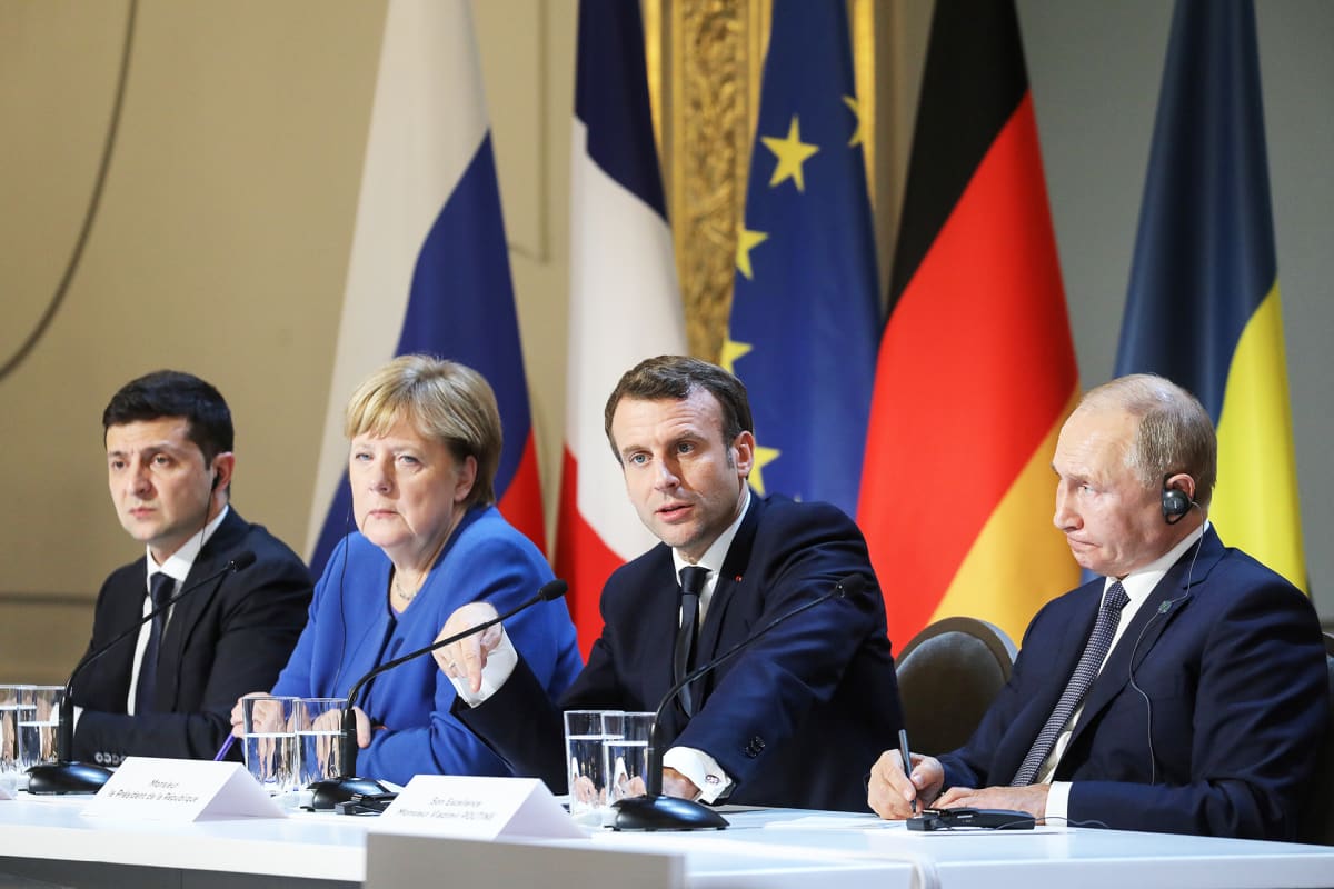 Volomydyr Zelensky, Angela Merkel, Emmanuel Macron ja Vladimir Putin lehdistötilaisuudessa tapaamisen jälkeen.