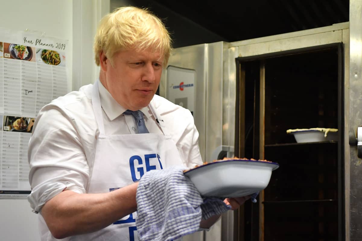 Boris Johnson valmistaa piirakkaa Red Olive Kitchenissä Derbyssä 11. joulukuuta.