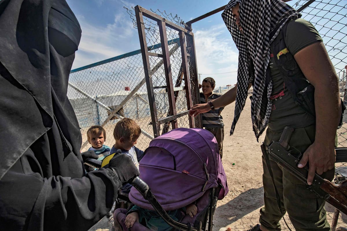 Naisia ja lapsia Al-Hol leirillä.