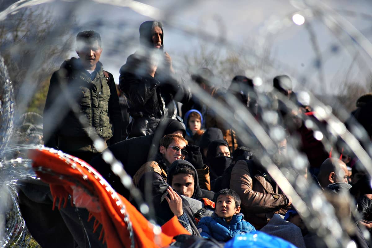 Pakolaisia ja siirtolaisia Idomenin kylässä Pohjois-Kreikassa joulukuun alussa 2015.