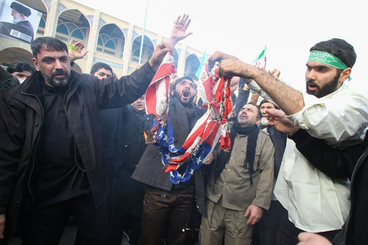 Iranilaiset osoittivat mieltään Yhdysvaltoja vastaan Teheranissa 3. tammikuuta.