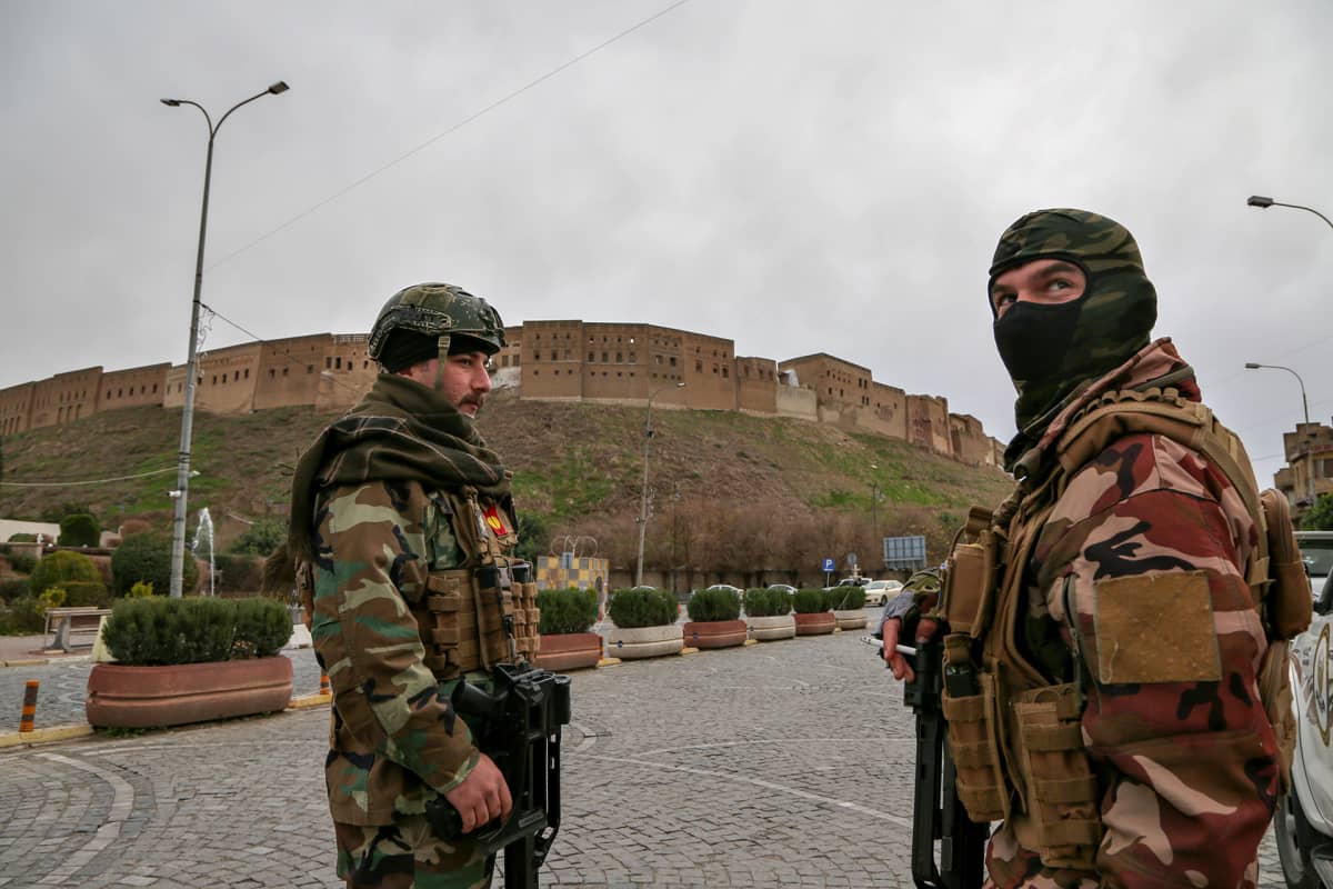 Peshmergataistelijoita vartioimassa Erbilin kaupungissa.
