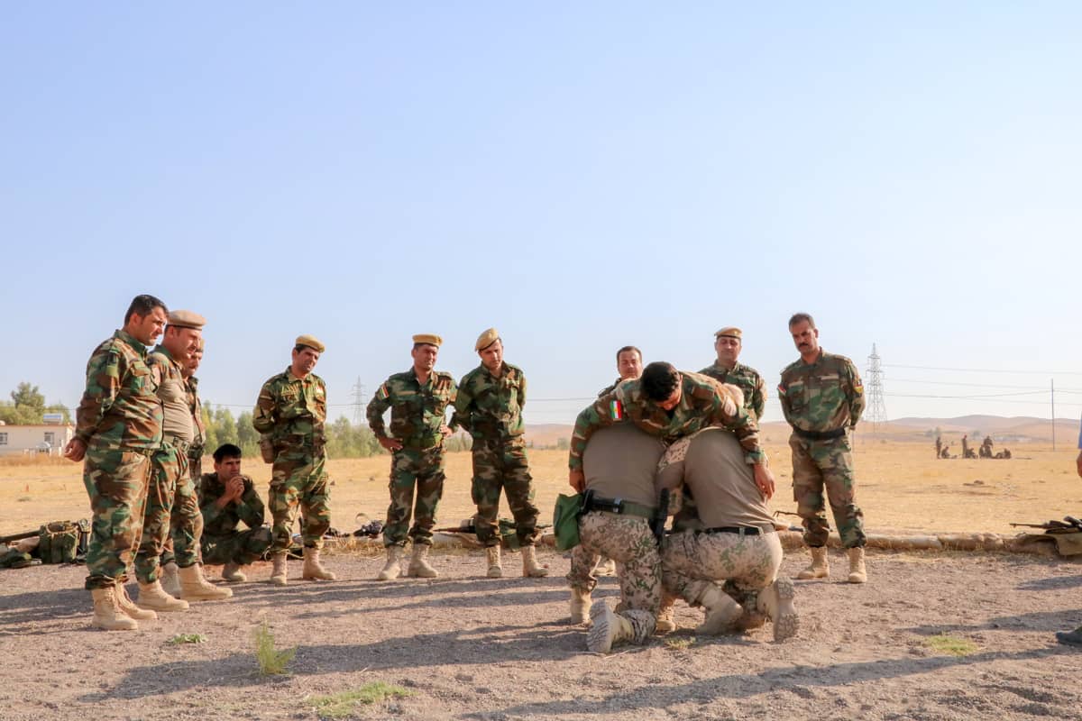 Kuvassa peshmerga-sotilaiden taistelulääkintäkoulutusta.
