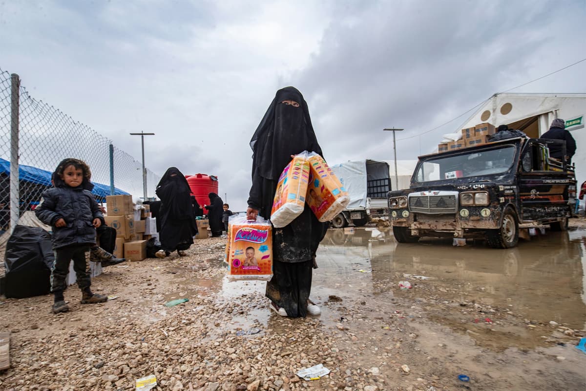 Tyttö kantoi vaippapaketteja al-Holin vankileirillä Syyriassa 9. joulukuuta.