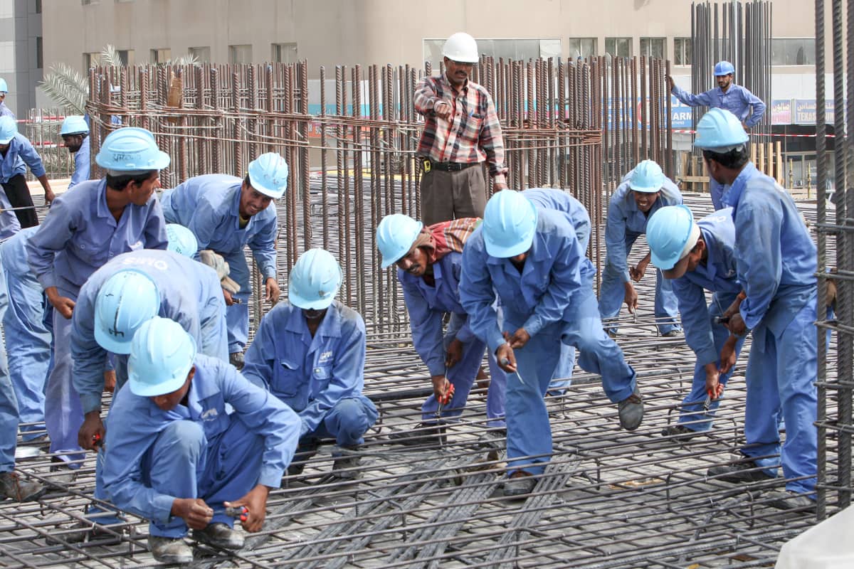 Rakennustyömaa Saudi-Arabiassa jossa työskentelee ulkomaalaisia rakennustyömiehiä.