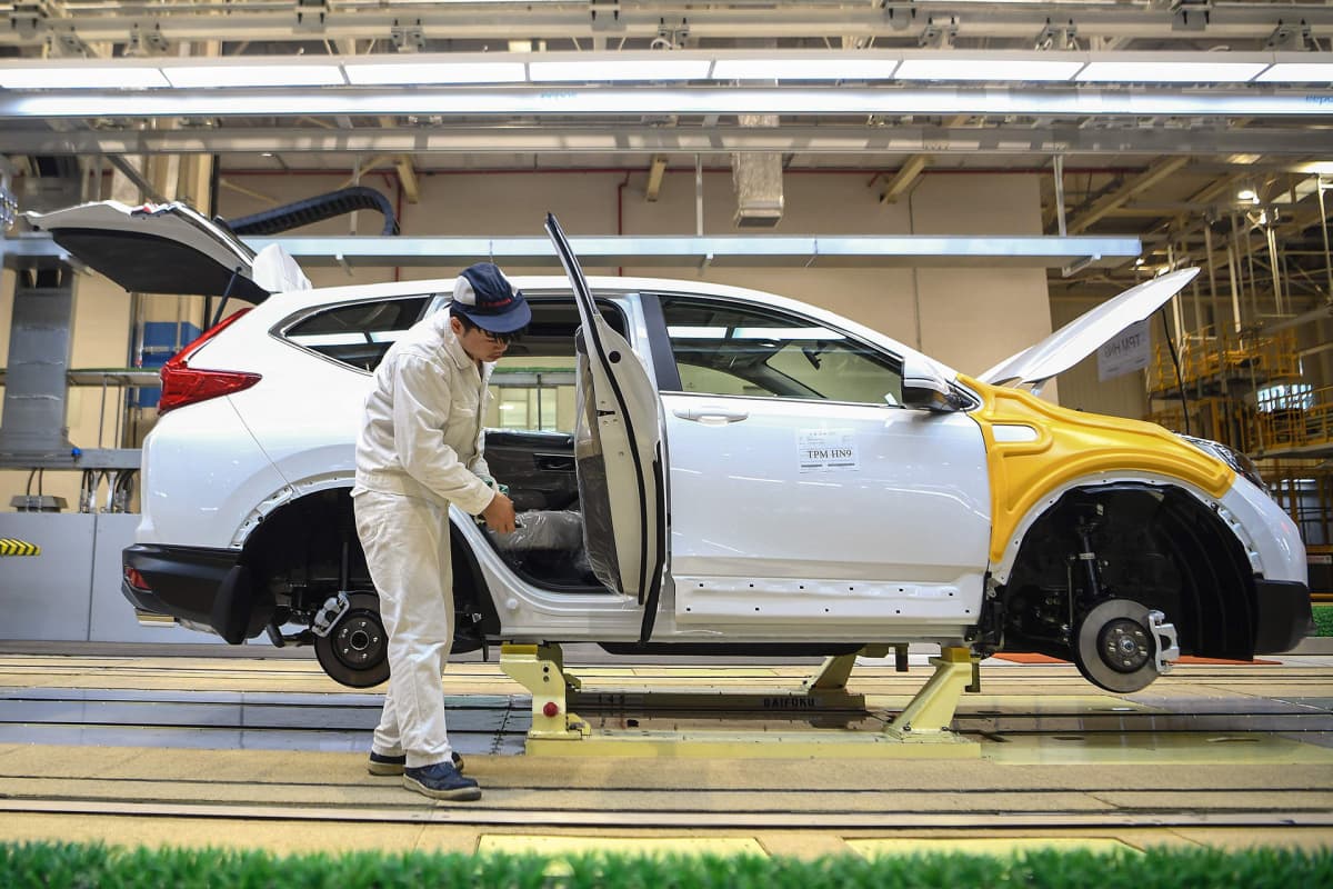 Työntekijä kokosi autoa Hondan tehtaalla Wuhanissa marraskuussa 2019.