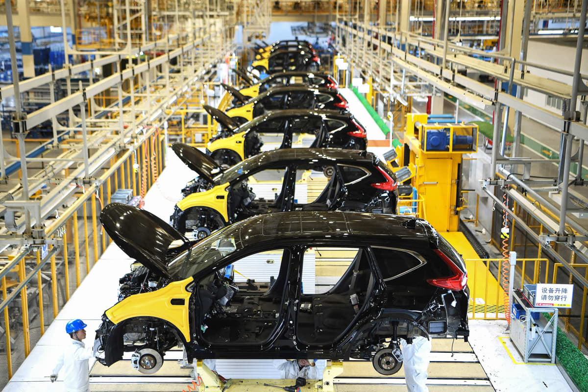 Puolivalmiita autoja kokoonpanolinjalla Hondan Dongfengin tehtaalla Wuhanissa.