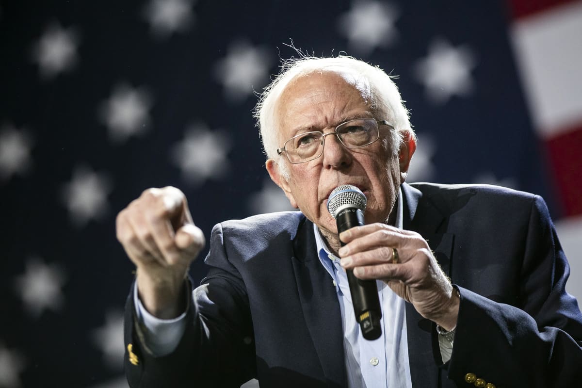 Bernie Sanders puhuu mikrofoniin.