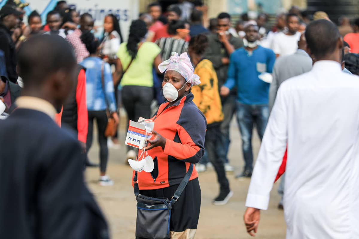 Kenialainen katukaupustelija myy hengityssuojaimia ohikulkijoille 13. maaliskuuta.