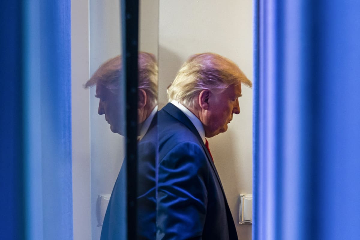 Donald Trump lehsitötilaisuuden jälkeen 21. maaliskuuta.