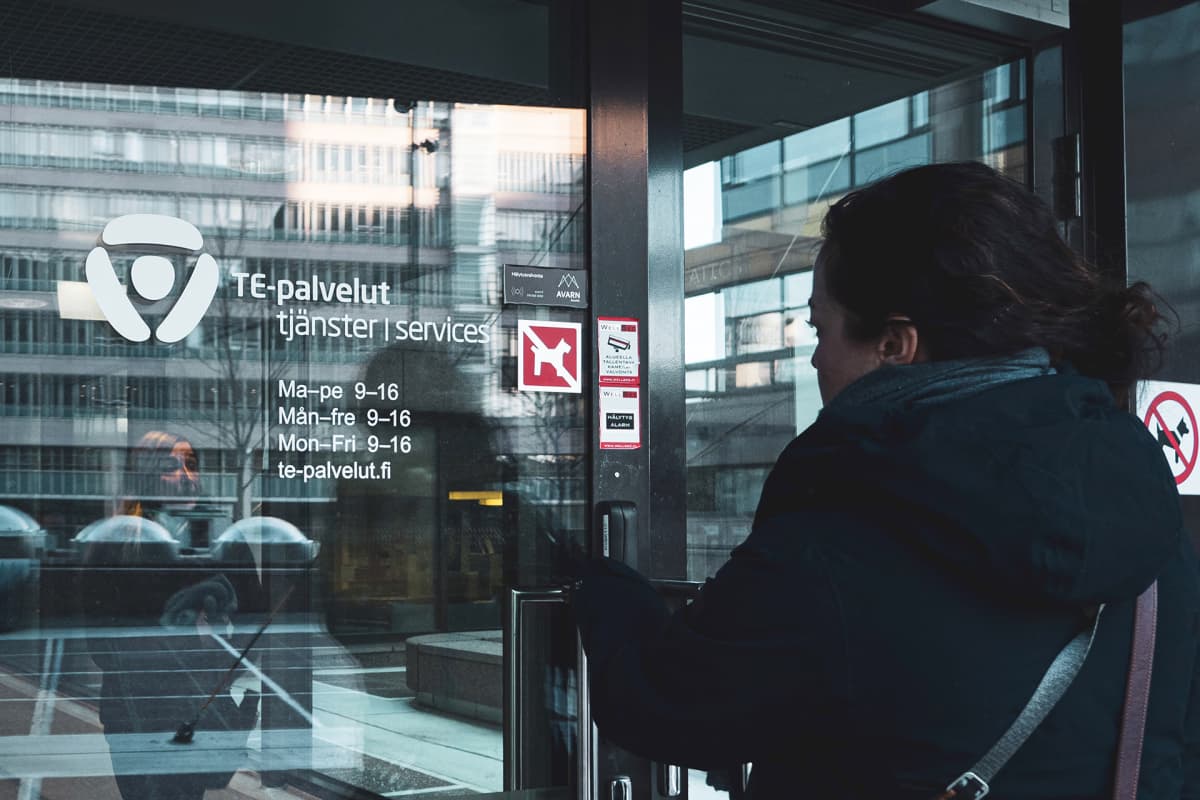 Nainen menossa sisään TE-palvelupisteeseen.