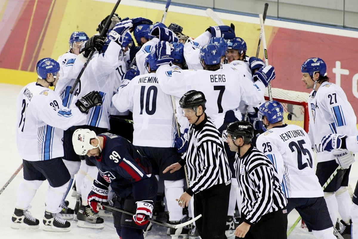 Suomi juhlii vuoden 2006 Torinon olympiakisoissa 4–3-voittoa USA:sta. 