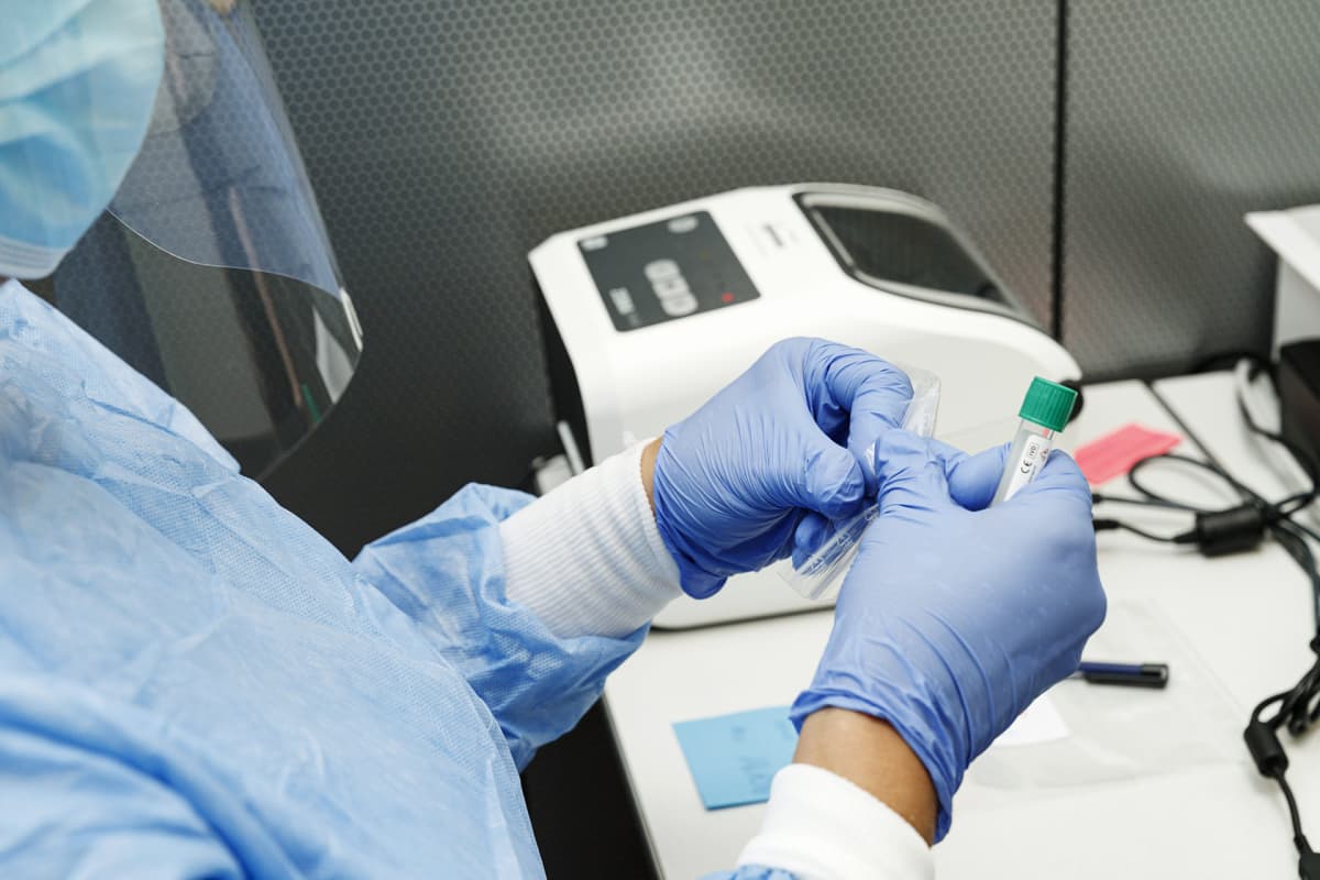 Koronatestauksen näytteenottopiste Helsinki-Vantaan lentoasemalla 11. elokuuta