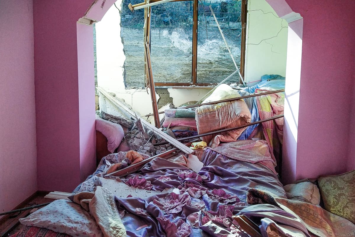 Tämän kerrostaloasunnon makuuhuone oli pahasti sirpaleiden runnoma Vuoristo-Karabahissa.