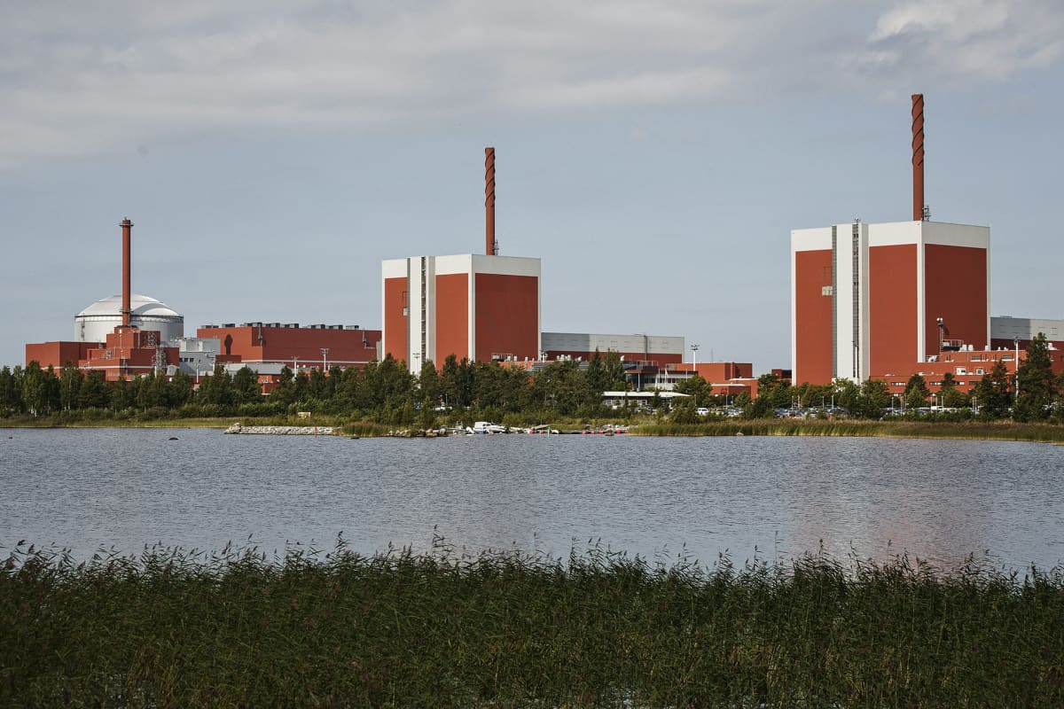 Teollisuuden Voima OYj:n (TV0) Olkiluodon kolme ydinvoimalaitosyksikköä OL 1 (kesk.) , OL 2 (oik.) ja OL 3 Eurajoella.
