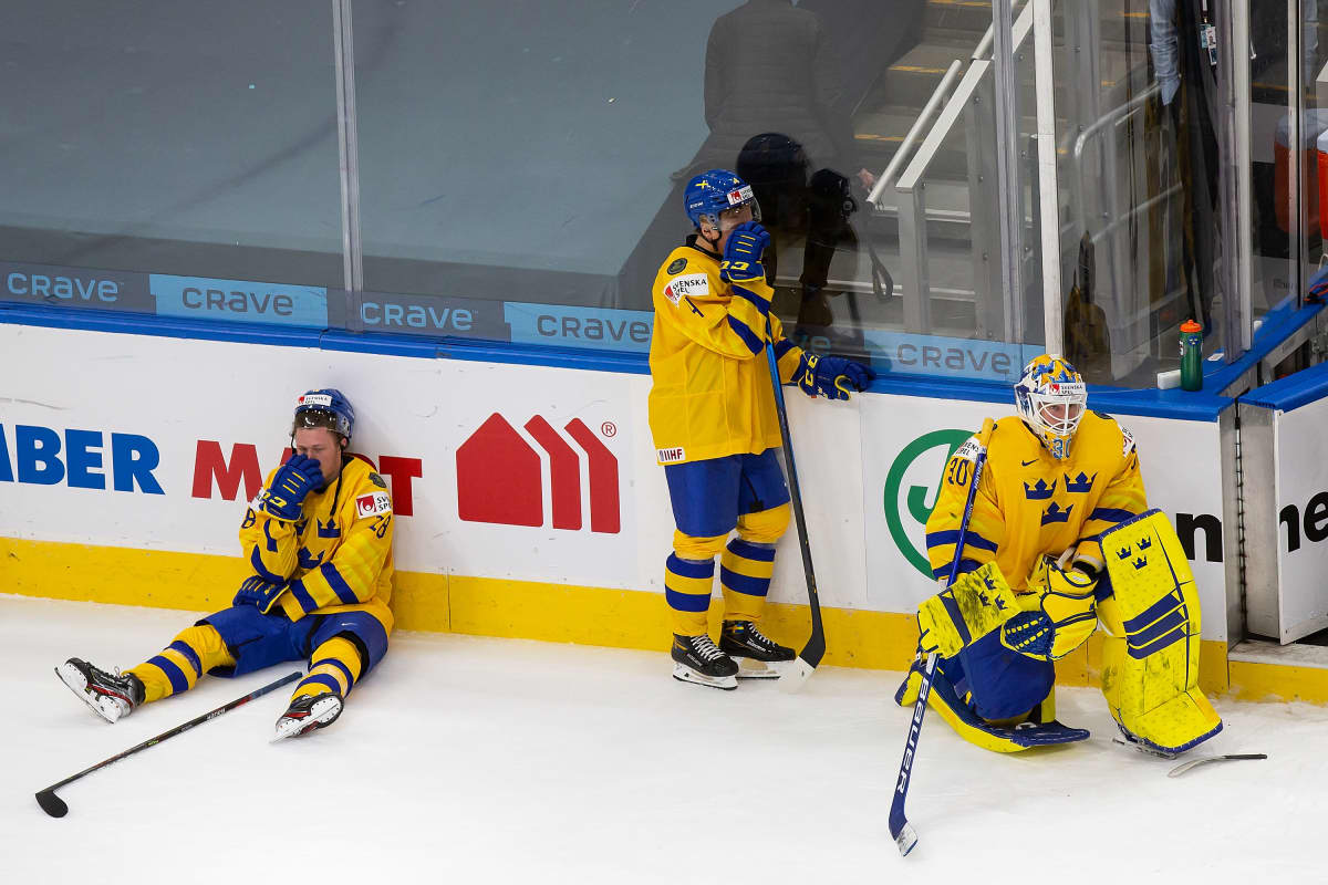 Ruotsin joukkueen Noel Gunler, Emil Andrae ja maalivahti Hugo Alnefelt kyynelehtivät jäällä. Ruotsi on hävinnyt Suomelle nuorten MM-kisojen puolivälierässä Edmontonissa.
