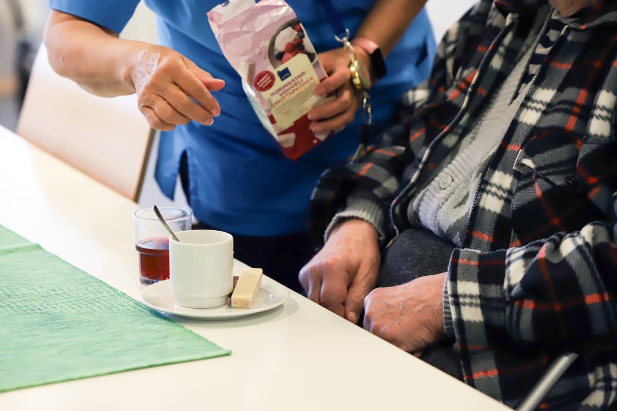 Useat vanhukset odottavat hoivakotipaikkaa yli lain salliman ajan Yle