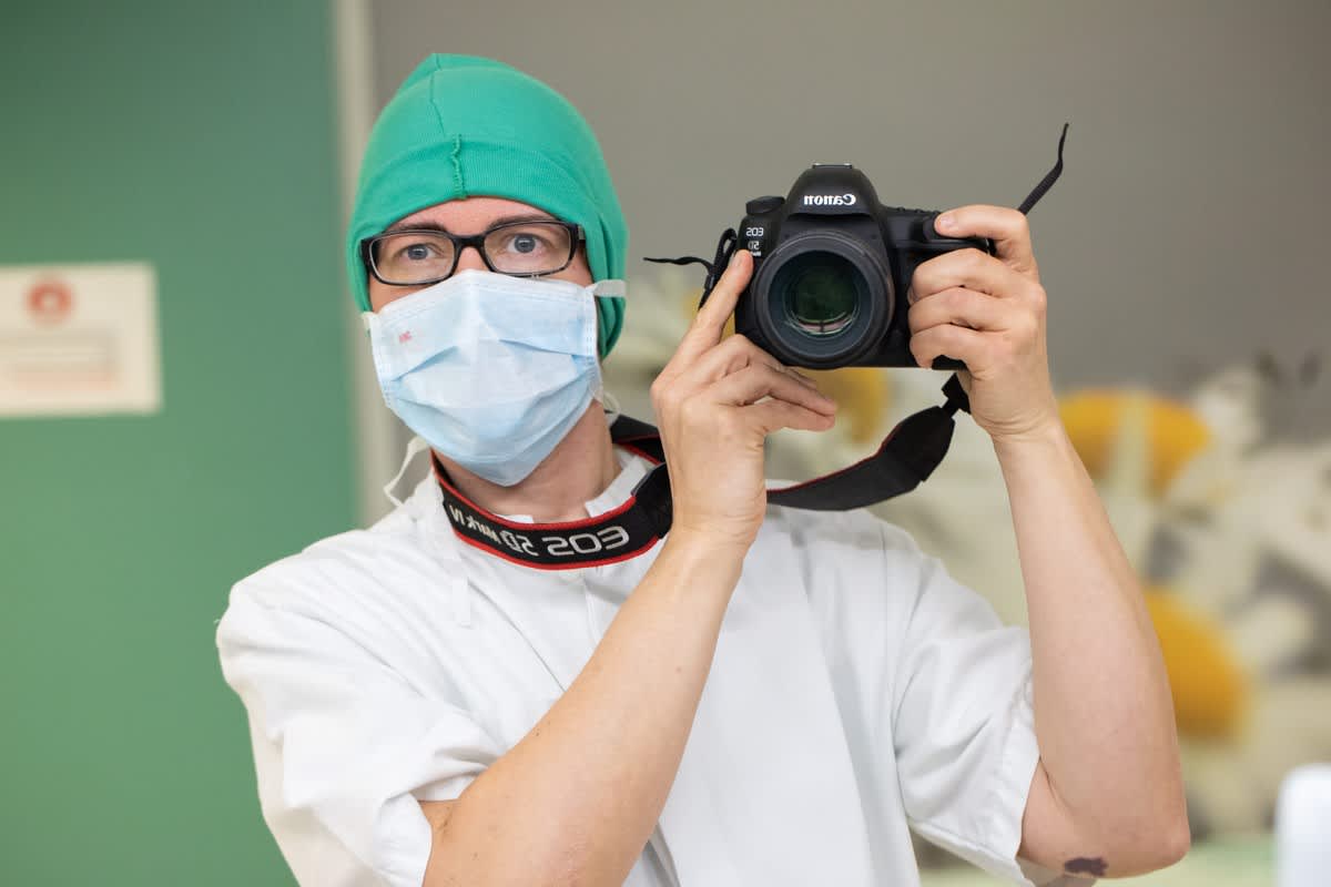 Heli Kurimo kuvasi sairaalauransa alussa sydänleikkauksen, jonka jälkeen hän otti tämän selfien: "Oli sellainen olo, että jes, selvisin."