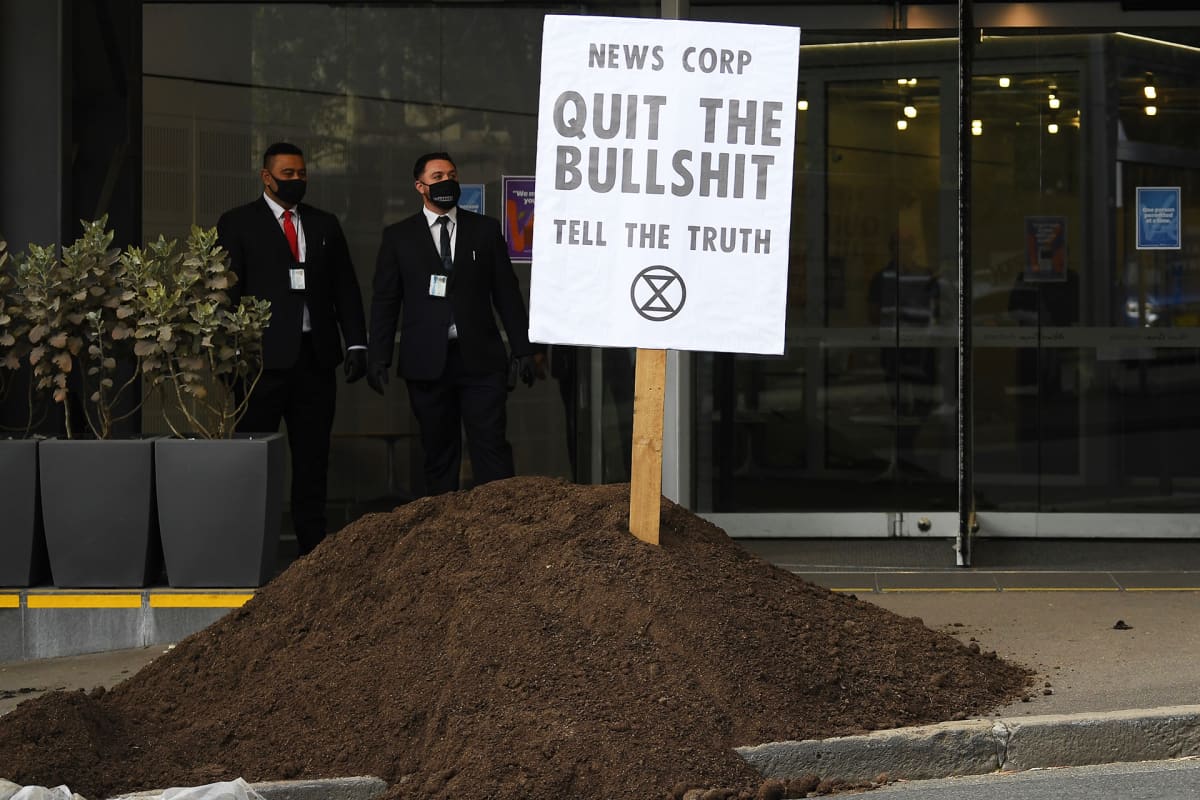 Quit the bullshit -kyltti News Corp Australian toimiston ulkopuolella Sydneyssä.
