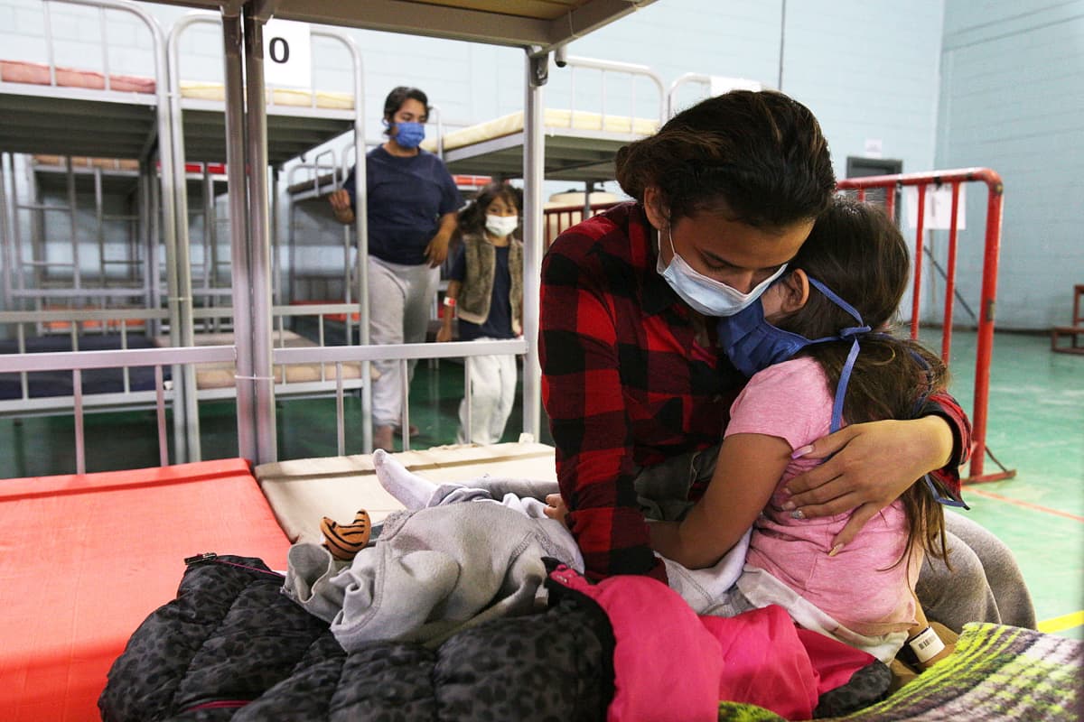 Guatemalalaisäiti viisivuotiaan lapsensa kanssa siirtolaiskeskuksessa Ciudad Juarezissa Chihuahuassa Meksikossa.