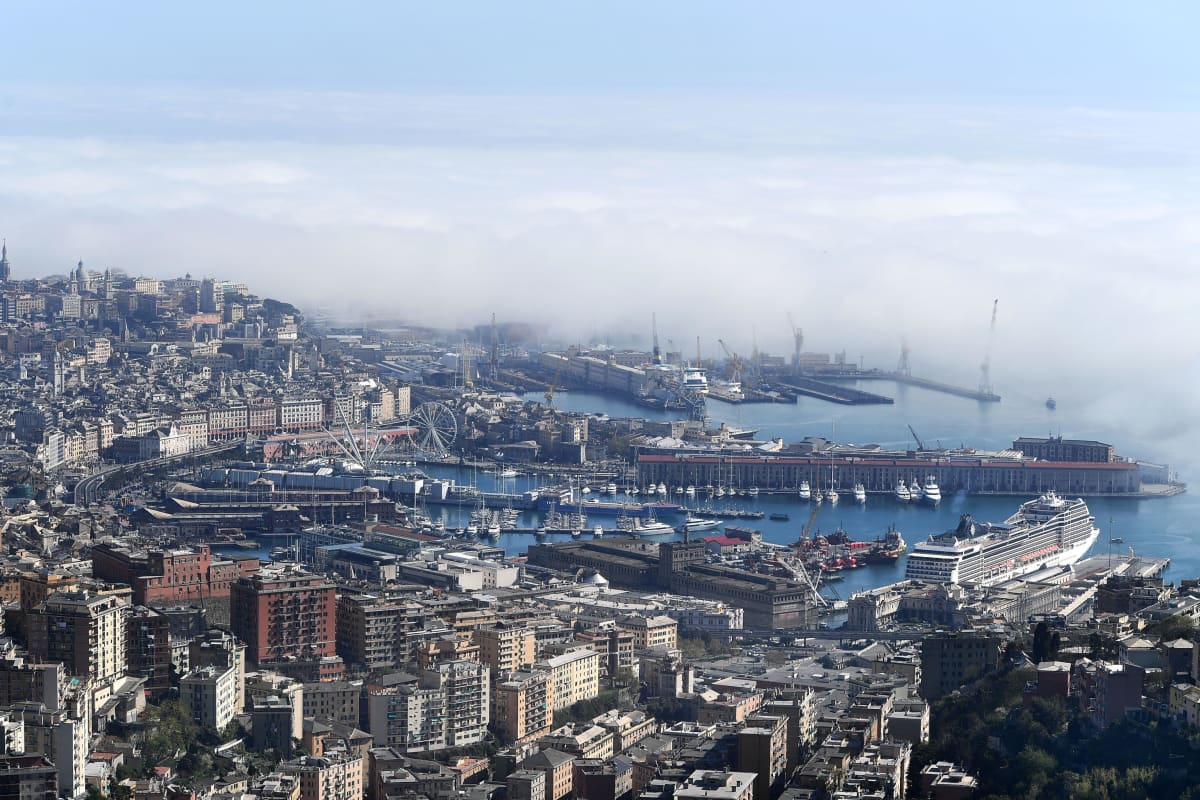 Genovan satama-alue ilmasta kuvattuna, sumua merellä.