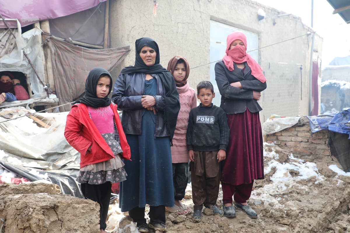 Leski Mehr Gulilla on neljä lasta ruokittavana. Perhe seisoo savitiilistä rakennetun talonsa raunioiden edessä vuoksi Kabulissa.