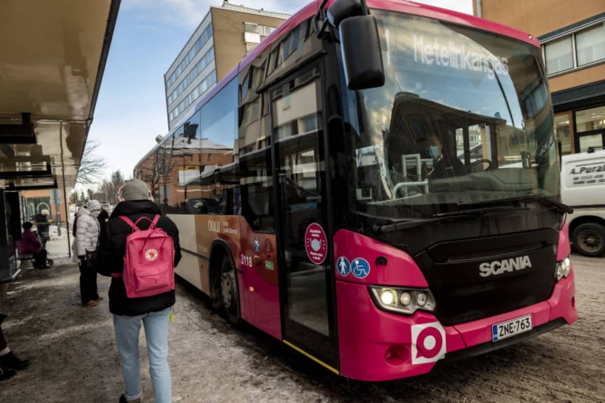 Bussipysäkki ja linja-auto Oulun keskustassa Torikadulla.