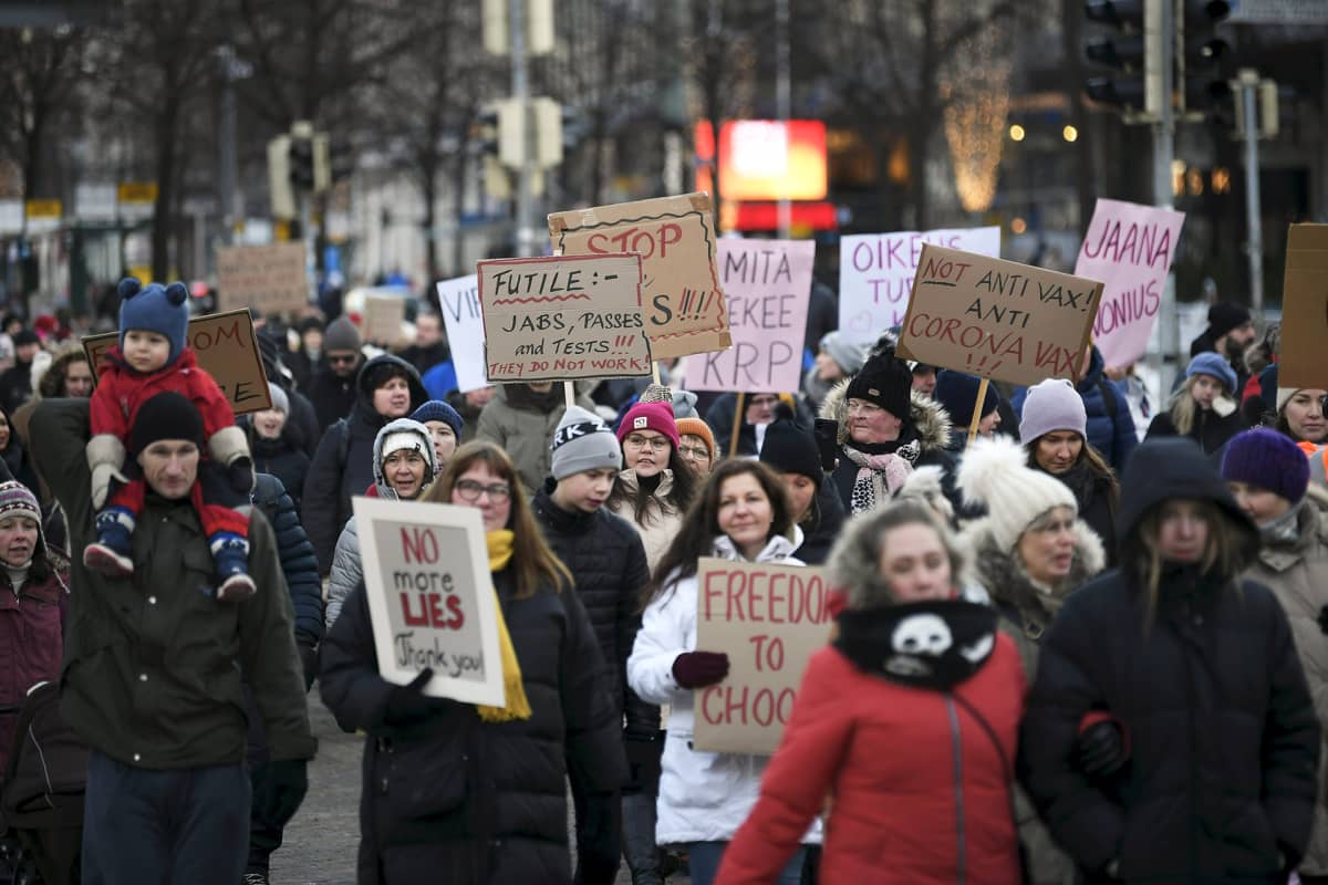 Mielenosoittajia koronakriittisten järjestämässä mielenosoituksessa Helsingin keskustassa.