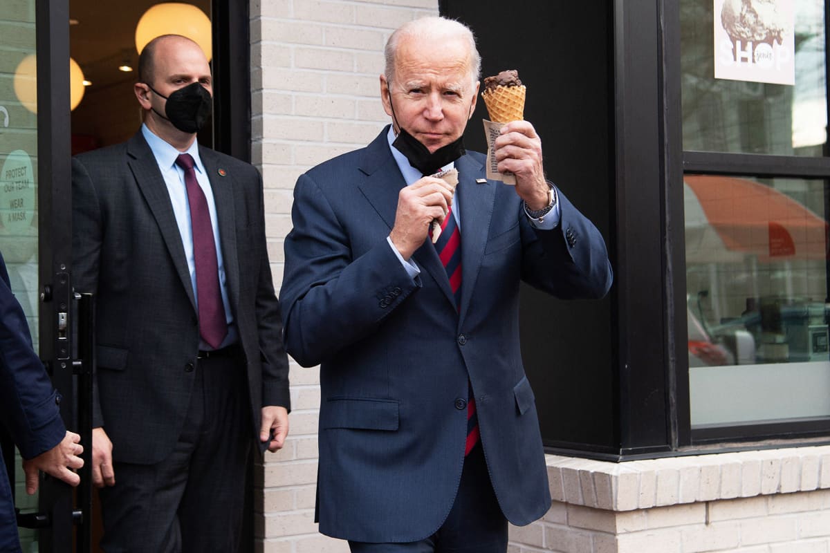 Presidentti Joe Biden jäätelötuutti kädesään.