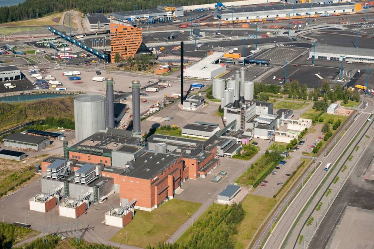Jos Hanasaaren voimala suljetaan, Vuosaaren voimalaitosten viereen rakennetaan kolmas voimalaitos, joka toimii tarvittaessa pelkillä biopolttoaineilla.