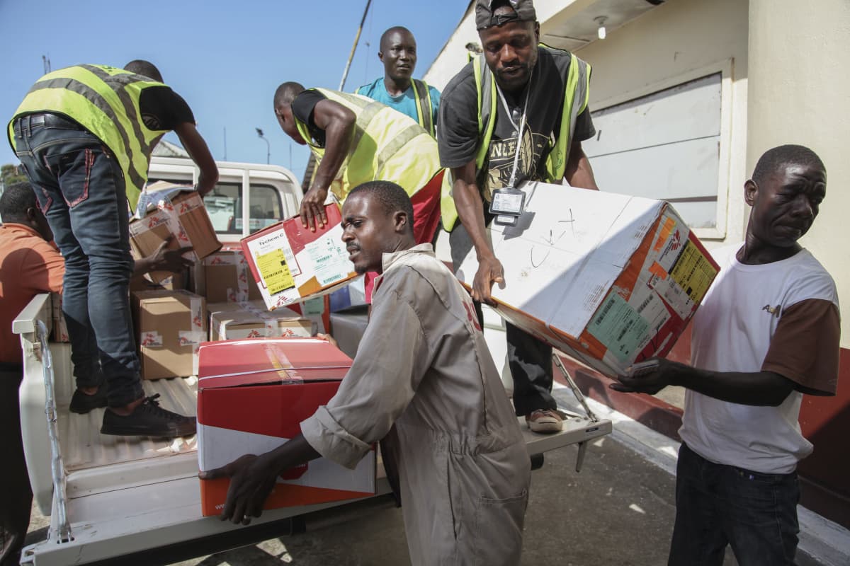 Liberialaismiehet lastasivat autoon ebola-virukselta suojaavia varusteita ja koulutusmateriaalia huhtikuussa 2014.
