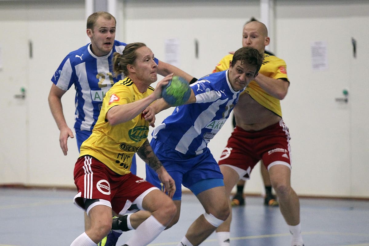 Andreas Rönnbergin (vas.) 11 maalia miellyttivät Riihimäen Cocksin kannattajia Tampereella.