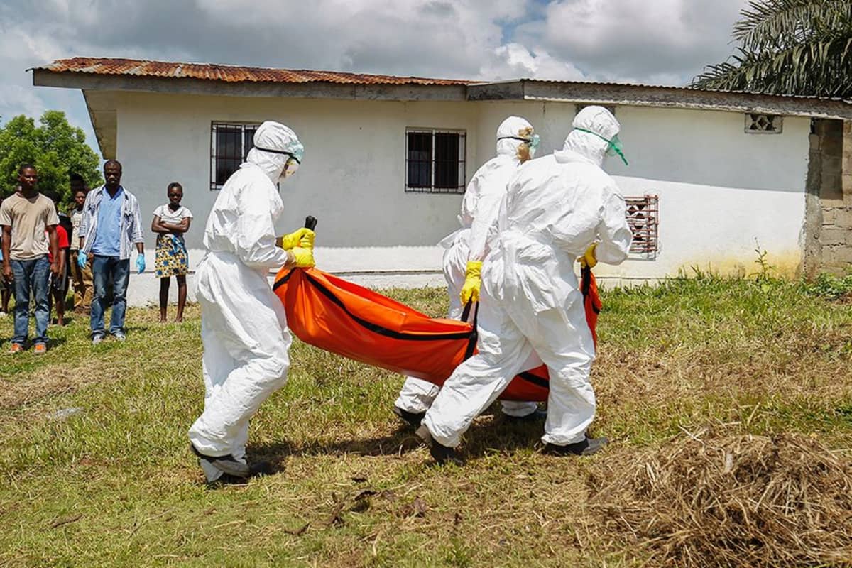 Punaisen Ristin työntekijät kantoivat ebolaan menehtyneen henkilön ruumista Monroviassa, Liberiassa, 24. lokakuuta.