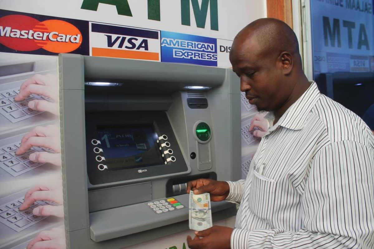 Mies nostaa rahaa pankkiautomaatista Mogadishussa.
