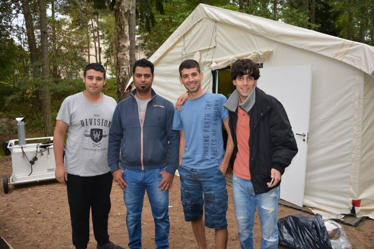 Pansion vastaanottokeskuksessa Turussa. Hamza, Sajjad, Salwan ja Kerrar 