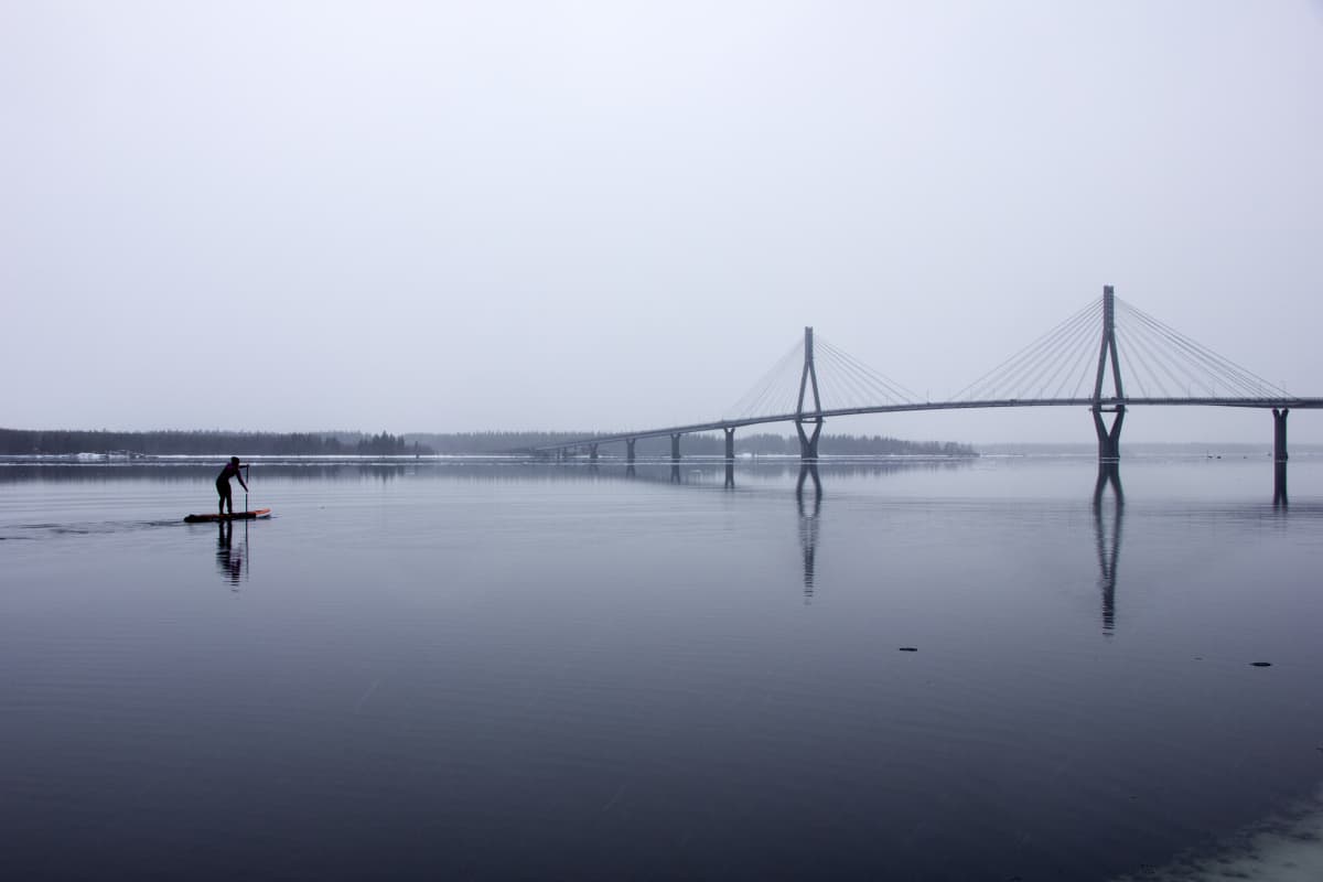 Vaasalainen Henriikka Järvinen SUP-laudalla Raippaluodon sillan kupeessa.