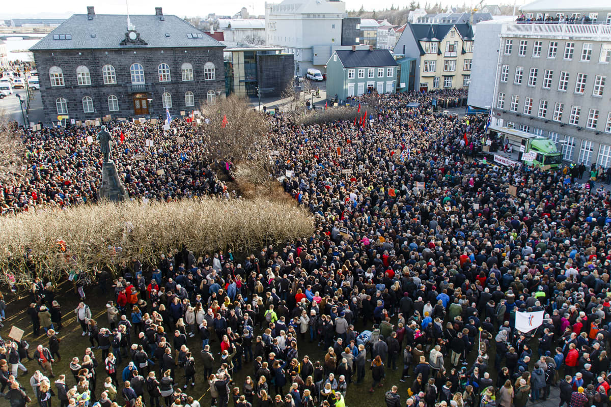 Islantilaiset vaativat pääministerinsä eroa 4. huhtikuuta.