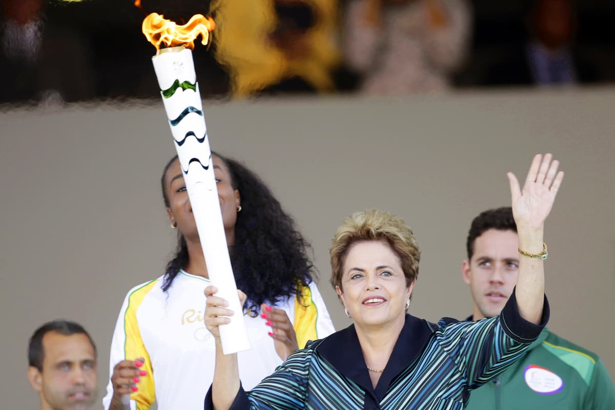  Dilma Rousseff  pitelee olympiatulta kädessään Brasiliassa.