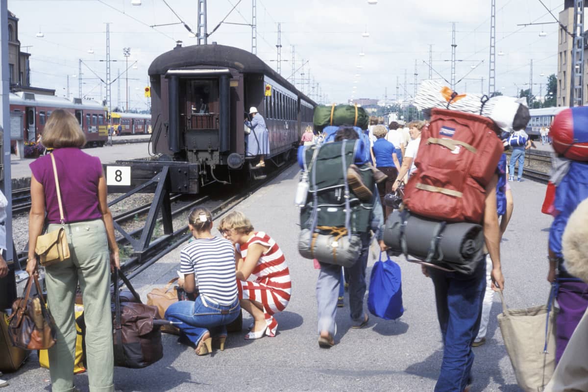 Interrail-matkailijoita Helsingin rautatieasemalla kesällä 1980.