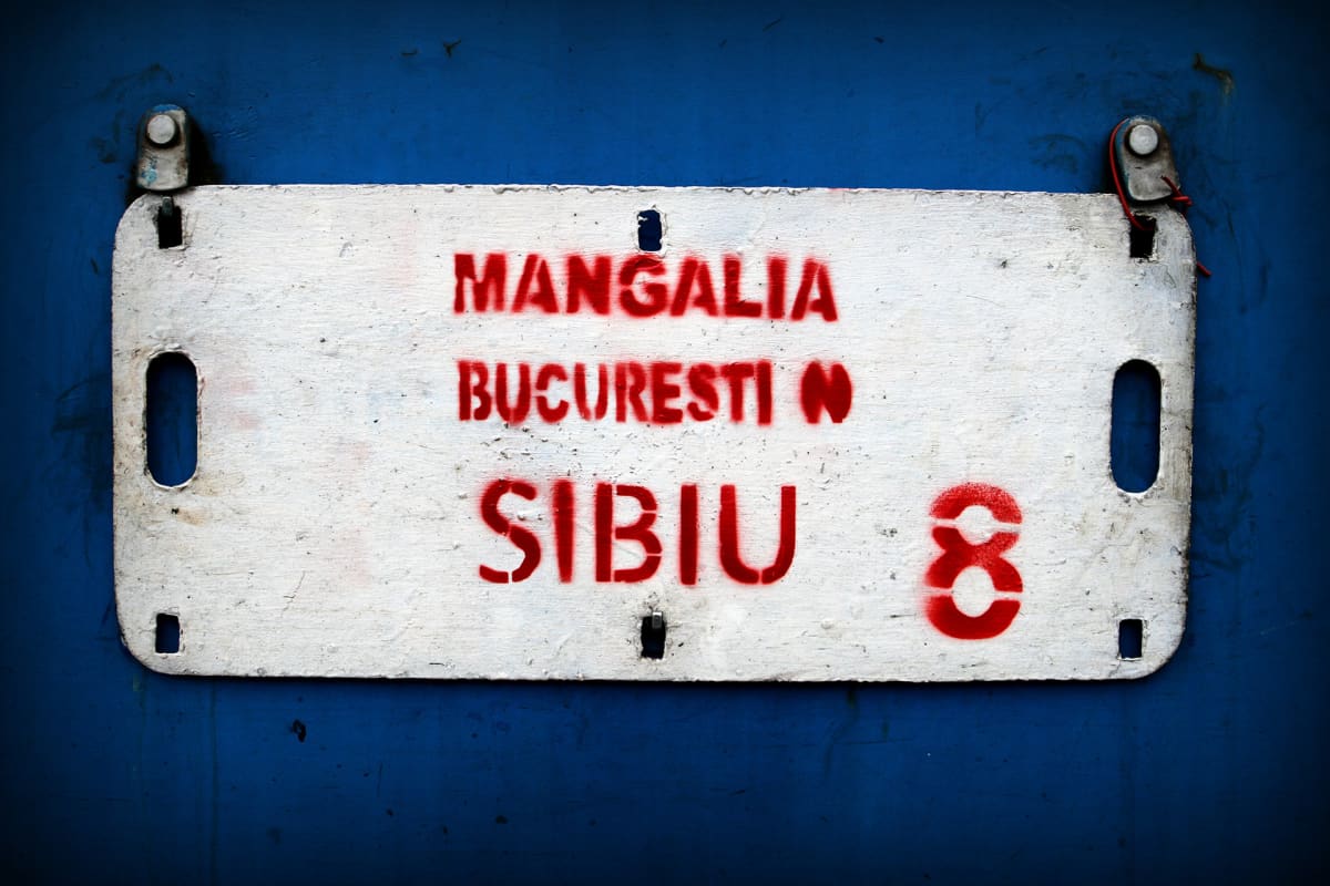 Määränpää -kyltti romanialaisen junavaunun seinässä. Antti Kurosen junamatka jatkuu Romanian pääkaupunkiin Bukarestiin.