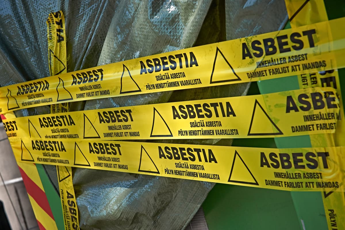Varoitus asbestista rakennustyömaalla.