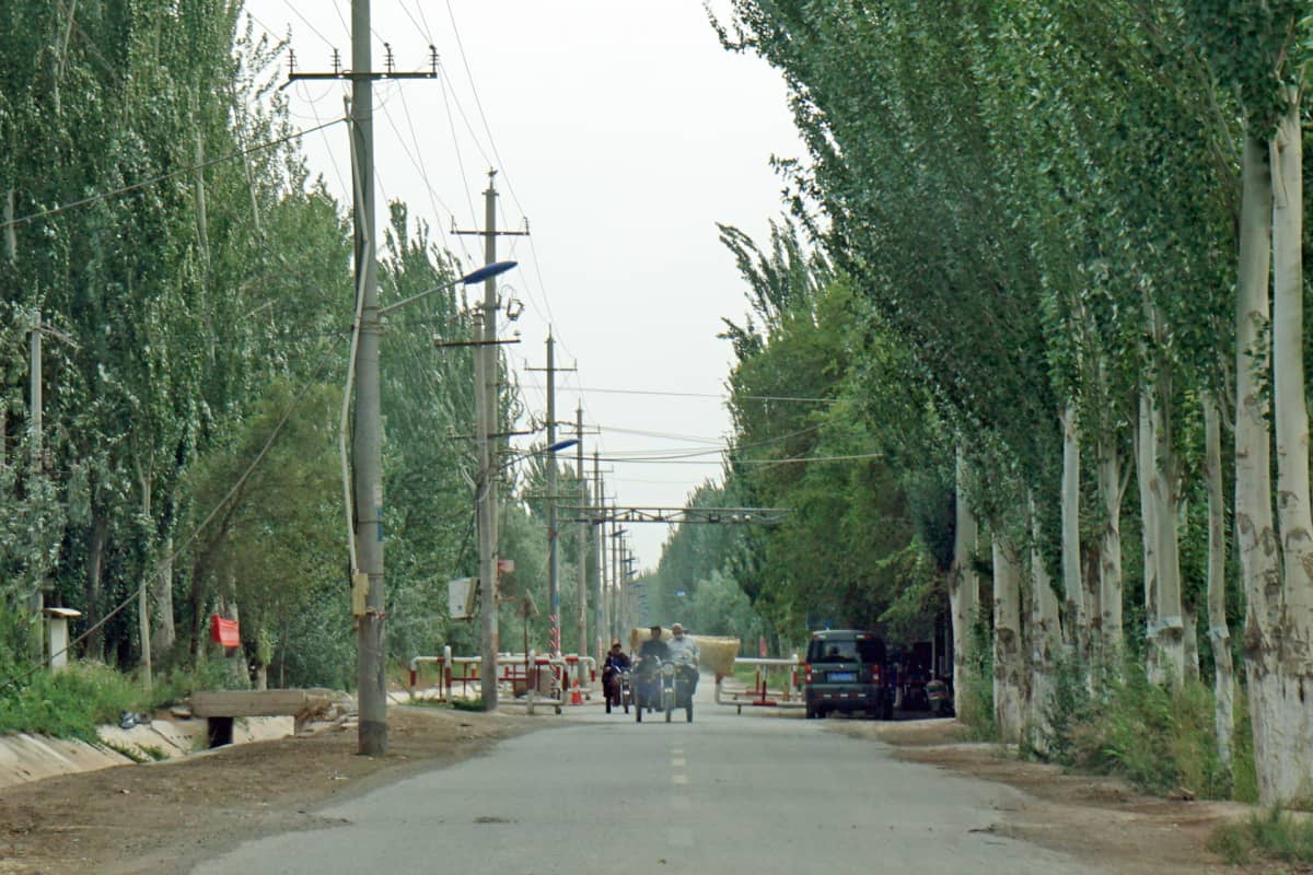 Siviilipukuisten poliisien miehittämä tiesulku Kashgarin kaupungin lähellä.