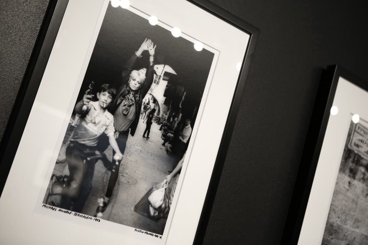 Justin Thomas (1983): Hanoi Rocksin Michael Monroe Jerusalemin vanhassa kaupungissa. Etualalla seisova poika hyppäsi kuvaan täysin yllättäen.