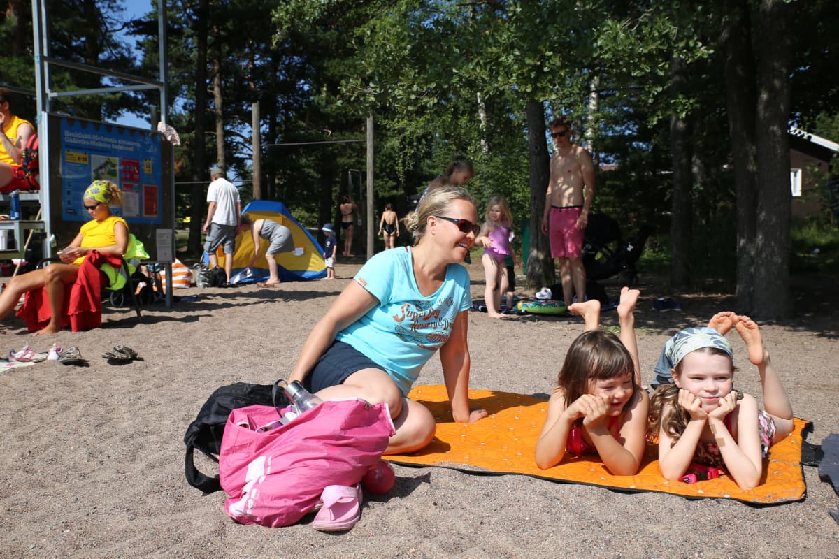 Elina Ryhänen, Noora Ollikainen, 7, ja Milla Oksa, 7. Espoon Mellstenin uimarannalla.