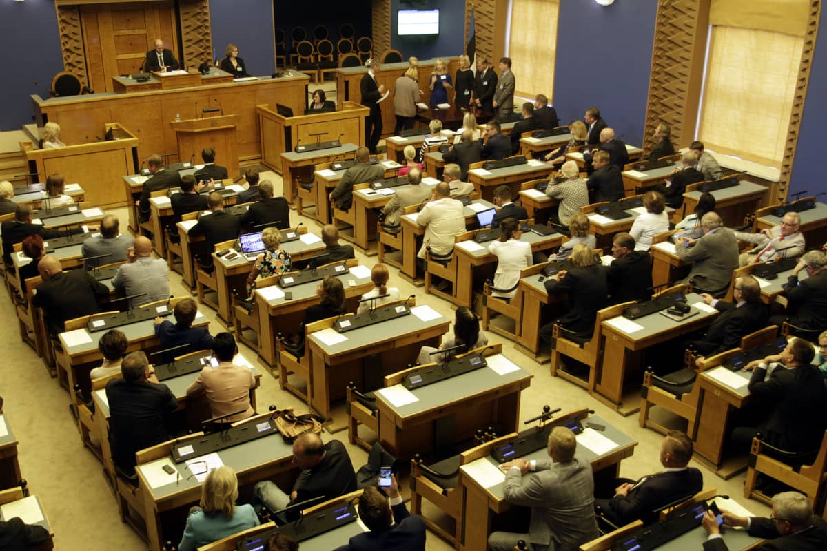 Viron parlamentti äänesi presidentinvaalien ensimmäisen kierroksen maanantaina.
