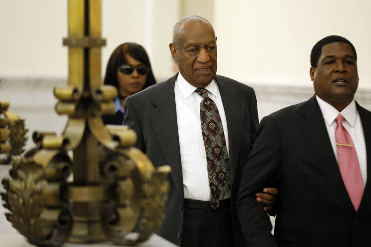 Bill Cosby poistumassa oikeussalista Norristownissa Pennsylvaniassa 24.5.2016.