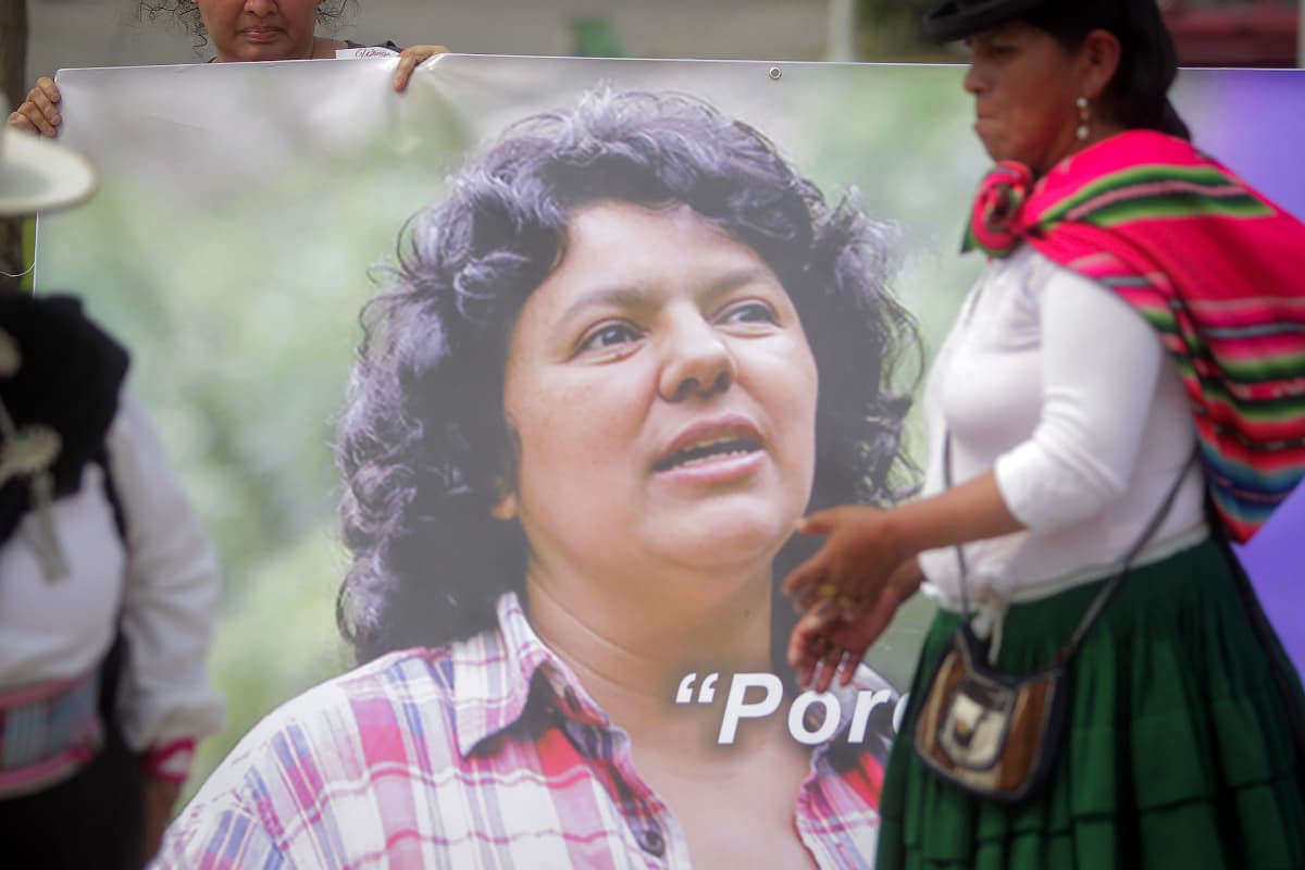 Panderollissa murhatun Berta Cáceresin kuva.