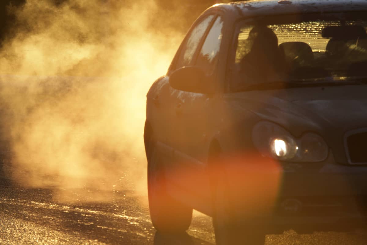 Auton pakokaasua pakkasilmassa