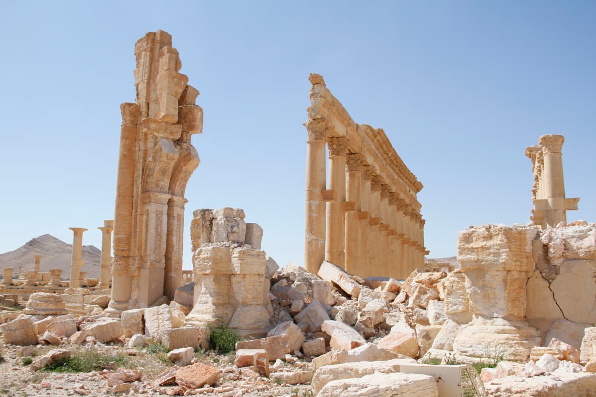 Palmyran riemukaaren raunioita.