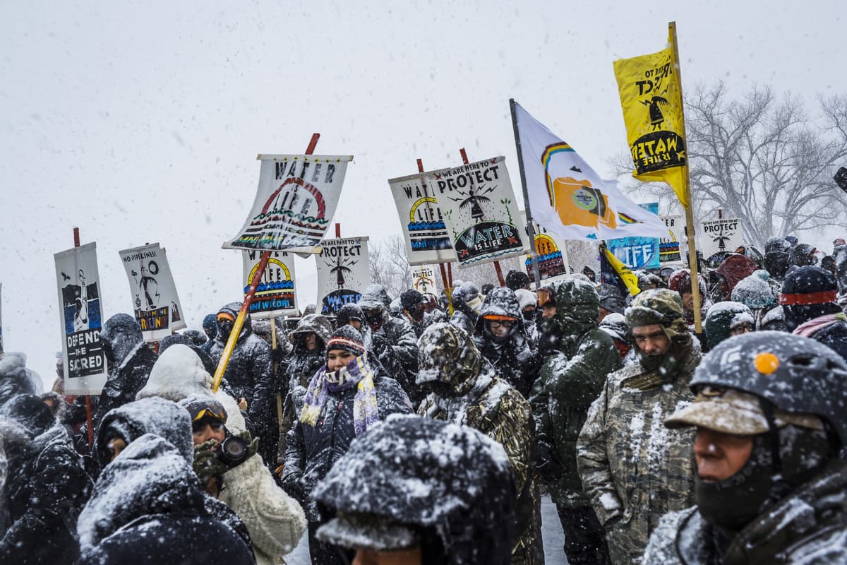 Yli 700 ihmistä kokoontui 7. joulukuuta 2016 vastustamaan öljy-putken rakentamista intiaanireservaatin vesilähteen alapuolelle Pohjois-Dakotassa. 
